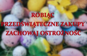 grafika z napisem Robiąc przedświąteczne zakupy zachowaj ostrożność, w tle wielkanocne kolorowe jajka