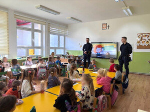 dzielnicowi podczas prelekcji w sali lekcyjnej