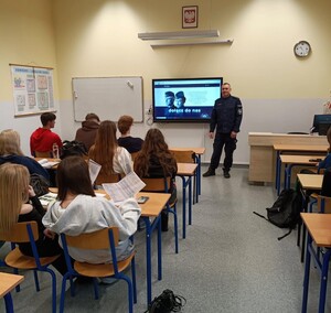 Komendant KP w Grybowie podczas spotkania z młodzieżą