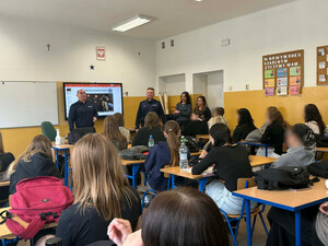 policjanci ze Starego Sącza podczas spotkania z maturzystami