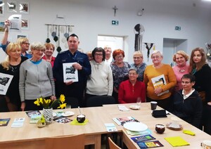 wspólne zdjęcie policjanta dzielnicowego z seniorami