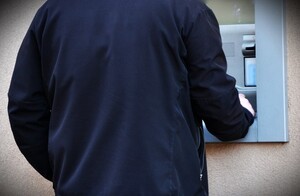 osoba przy bankomacie - zdjęcie ilustracyjne