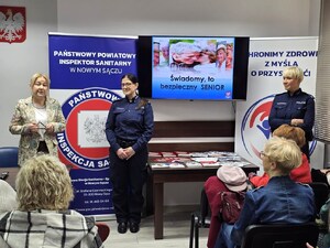 policjantki i przedstawicielka PSSE podczas spotkania z seniorami