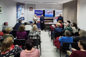 w sali seniorzy, policjantki i pracownica PSSE