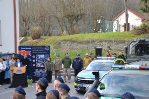 dyrektor szkoły przy mównicy, obok zaproszeni goście w tym insp. A. Bukański