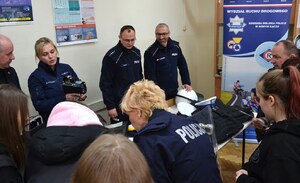 policjantki i policjanci prezentują sprzęt służbowy uczestnikom dnia otwartego