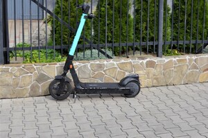 zaparkowana na chodniku hulajnoga elektryczna - zdjęcie ilustracyjne