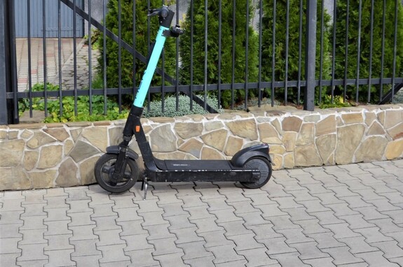 zaparkowana na chodniku hulajnoga elektryczna - zdjęcie ilustracyjne