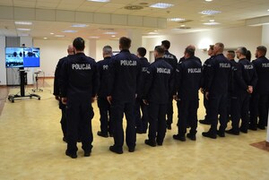 policjanci podczas połączenia wideo z Komendantem Wojewódzkim Policji w Krakowie