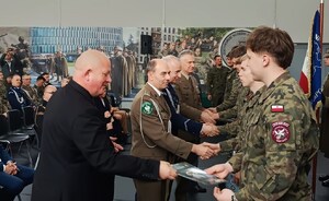 wręczenie certyfikatów absolwentom