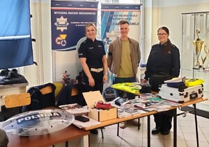 stoisko profilaktyczno-edukacyjne sądeckiej Policji, dwie umundurowane policjantki i nieumundurowany policjant