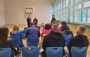 policjanci i uczestnicy spotkania w sali gimnastycznej