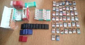 zabezpieczone papierosy w paczkach i pudełkach, kolorowe papierośnice