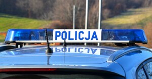 dach radiowozu z lampą błyskową z napisem Policja - fot. ilustracyjne KMP NS