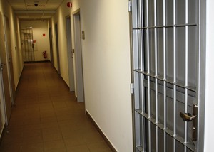 korytarz, po prawej stronie okratowane drzwi