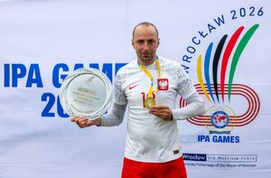 mł. asp. Mateusz Orzechowski z medalem i trofeum