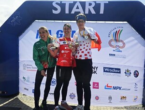 st. sierż. Marlena Bajsarowicz na podium po prawej stronie