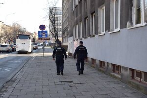 policjanci podczas patrolu