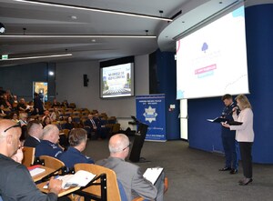 1. konferansjerzy oraz uczestnicy konferencji zgromadzeni w auli WSB-NLU