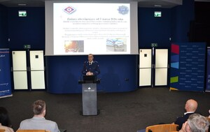 8. asp. Artur Goliński przy mównicy