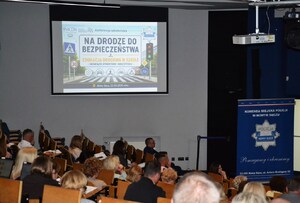 11. uczestnicy konferencji w auli, na wyświetlaczu slajd z nazwą konferencji