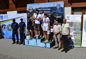 podium klasyfikacji drużynowej, drużyna sądeckiej Policji na 3 miejscu