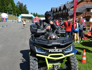 policjant na służbowym quadzie