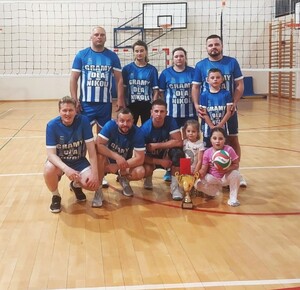 zespół grybowskich policjantów z pucharem — kopia