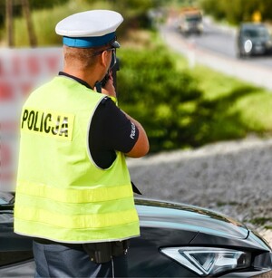 policjant drogówki z laserowym miernikiem prędkości