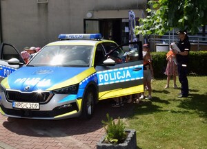 dzieci oglądają radiowóz