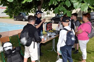 policjantka rozmawia z uczestnikami Festiwalu Nauki