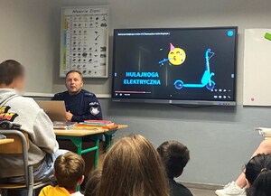 policjant podczas prelekcji dot. przepisów hulajnóg elektrycznych