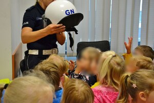dzieci oglądają kask ochronny