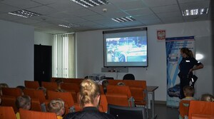 policjantka wyświetla dzieciom materiał wideo