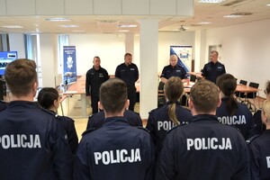 komendant na sali konferencyjnej wita uczestników szkolenia