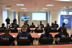 uczestnicy szkolenia patrzą na ekran podczas rozpoczęcia szkolenia online
