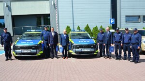 komendant, Przewodniczący Rady Powiatu, wójtowie oraz policjanci przy radiowozach