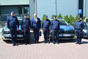 komendant, Starosta Nowosądecki i policjanci przy radiowozach