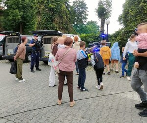 podczas festynu uczestnicy oglądają pojazdy służbowe Policji