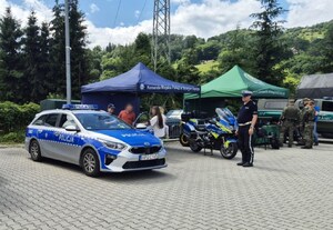 rodzina ogląda z bliska oznakowany radiowóz