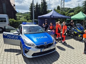 uczestniczki pikniku edukacyjnego przyglądają się radiowozowi