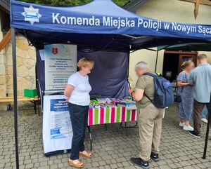 pracownica OPS rozmawia z seniorem