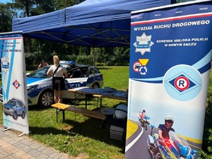policjantka i osoby oglądające policyjny radiowóz
