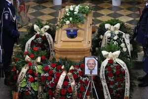 4. trumna z ciałem Zmarłego, obok jego zdjęcie, wieńce i asysta honorowa