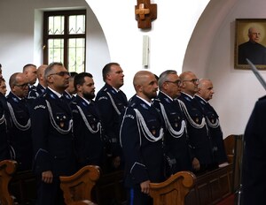 6. Zastępca Komendanta Wojewódzkiego Policji w Krakowie, kadra kierownicza sądeckiej komendy podczas mszy świętej