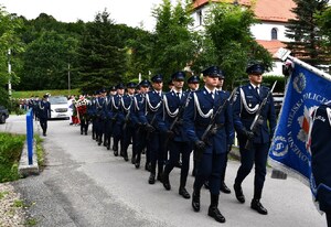11. kompania honorowa i poczet sztandarowy w drodze na cmentarz