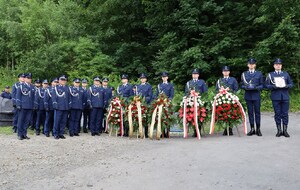 14. policjanci z wieńcami, zdjęciem Zmarłego, jego czapką służbową, obok Zastępca KWP i kadra kierownicza sądeckiej jednostki