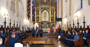 wnętrze świątyni, uczestnicy mszy świętej