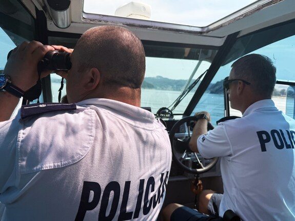 policjanci patrolują jezioro z łodzi