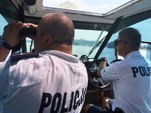policjanci patrolują jezioro z łodzi